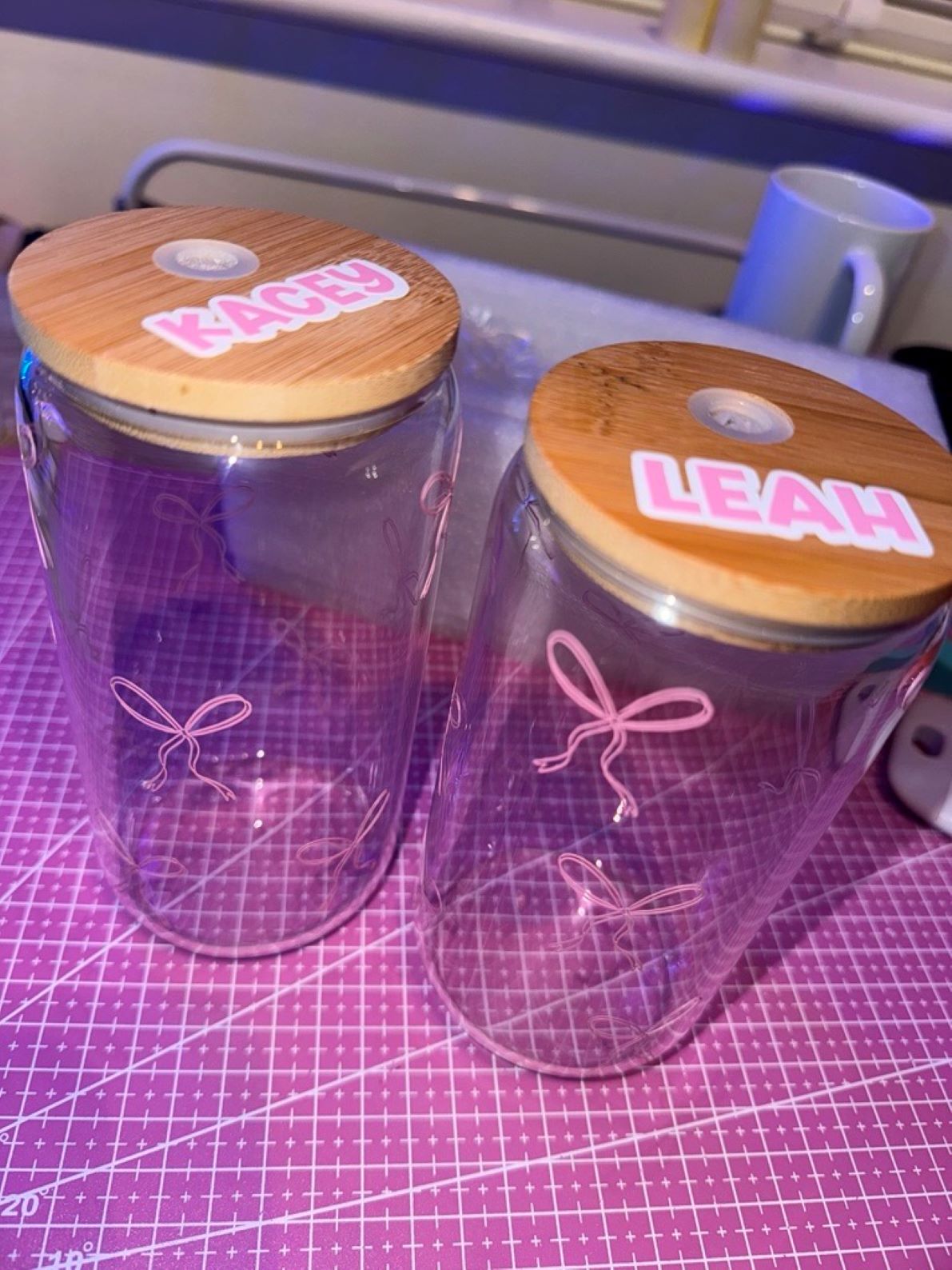 16oz Glass tumbler with bamboo lid - pink bow design. Can be personalised with any text